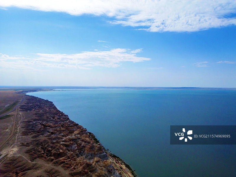 航拍新疆阿勒泰地区吉力湖：是乌伦古湖的一部分，在当地被称作小海子，以湿地生态，候鸟栖息和司机风光闻名图片素材