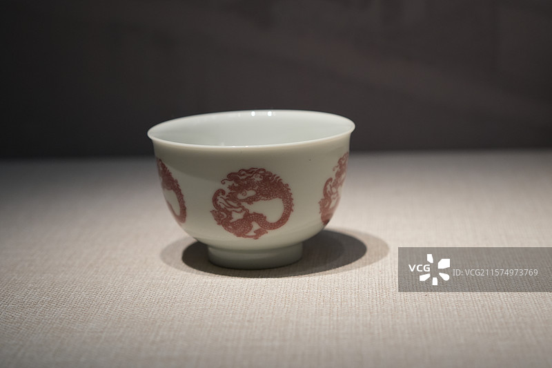 清康熙釉里红团龙纹碗图片素材