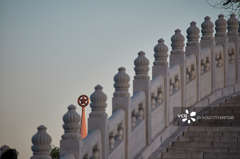 北京玉渊潭公园八一湖中堤桥汉白玉栏杆和军事博物馆上的五角星图片素材