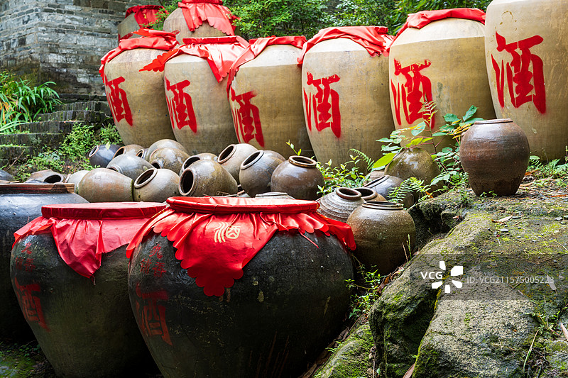 传统酒坛排列于自然环境中图片素材