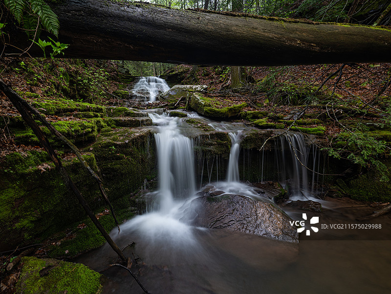 美国宾夕法尼亚州富兰克林的森林瀑布景观图片素材