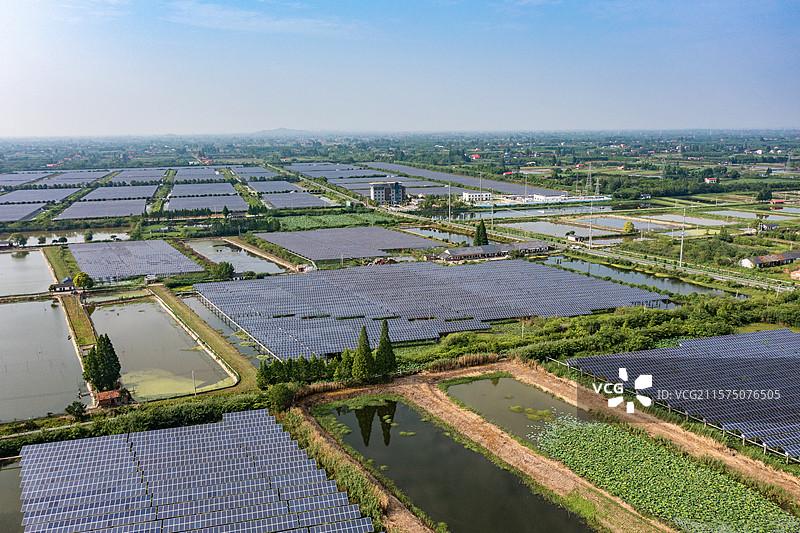 航拍湖南益阳大通湖渔光互补发电场图片素材