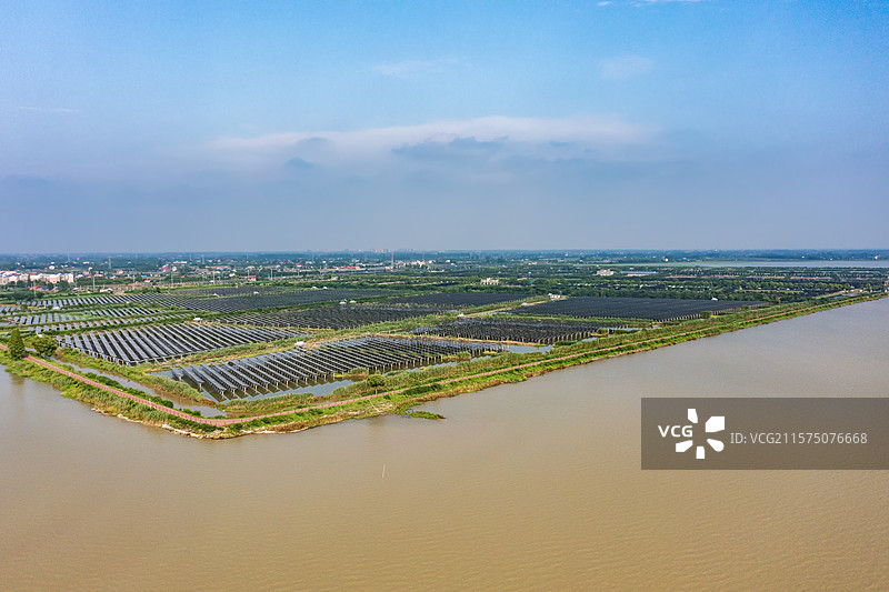 航拍湖南益阳大通湖渔光互补发电场图片素材