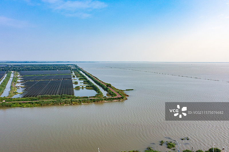 航拍湖南益阳大通湖渔光互补发电场图片素材