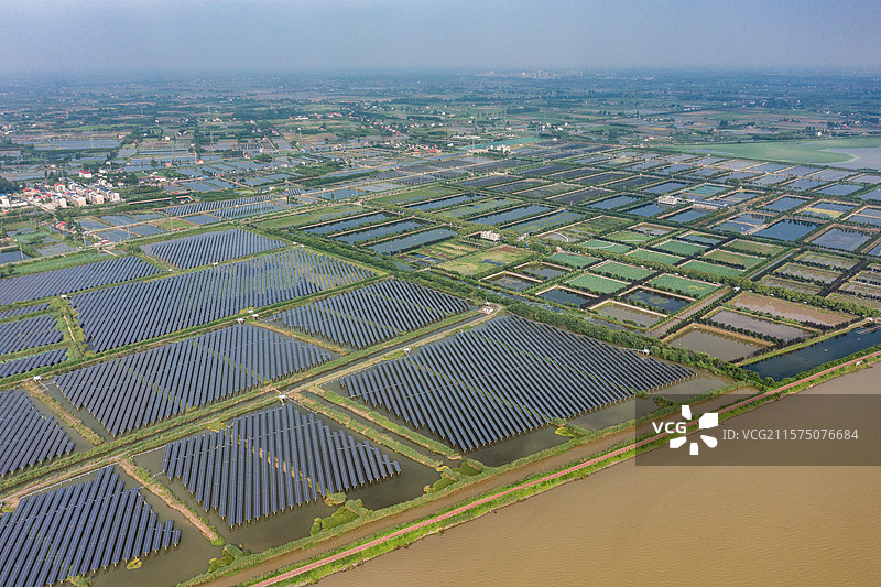 航拍湖南益阳大通湖渔光互补发电场图片素材