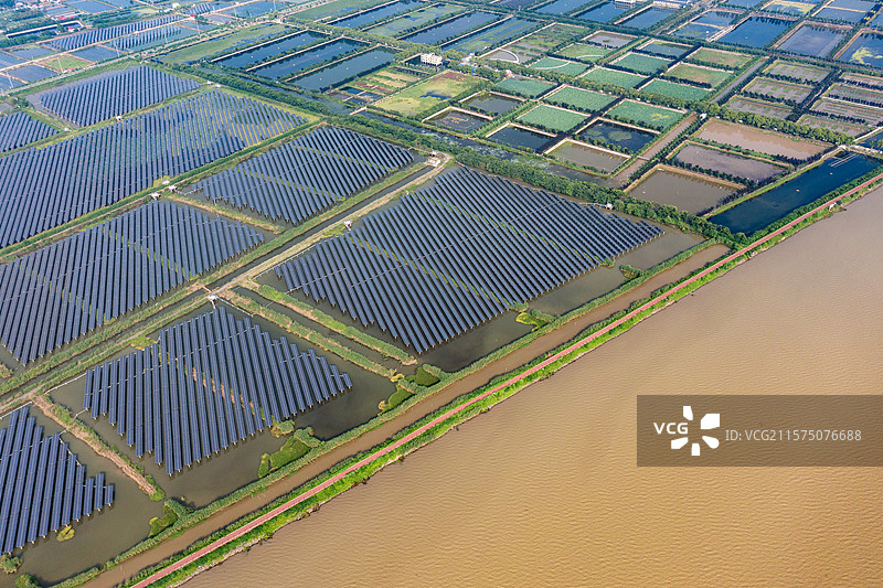 航拍湖南益阳大通湖渔光互补发电场图片素材