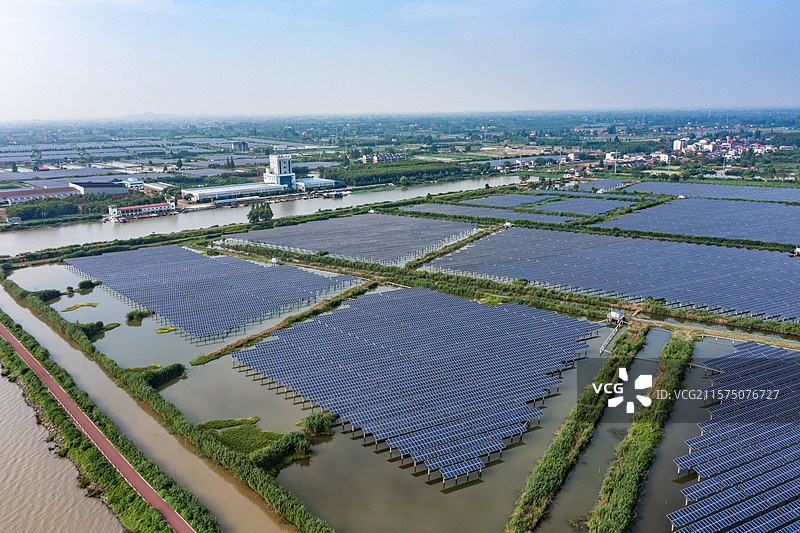 航拍湖南益阳大通湖渔光互补发电场图片素材