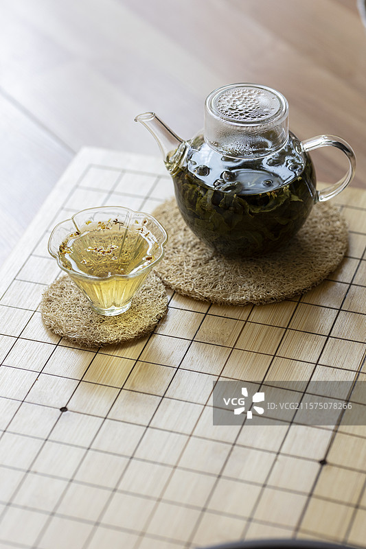 围棋棋盘上的桂花乌龙茶图片素材