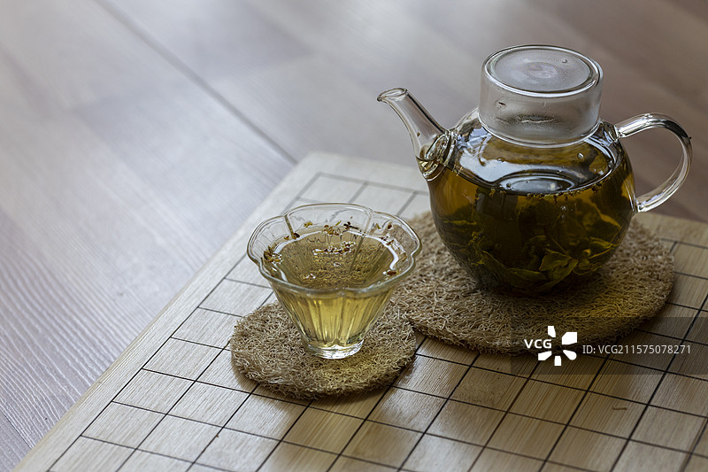 围棋棋盘上的桂花乌龙茶图片素材
