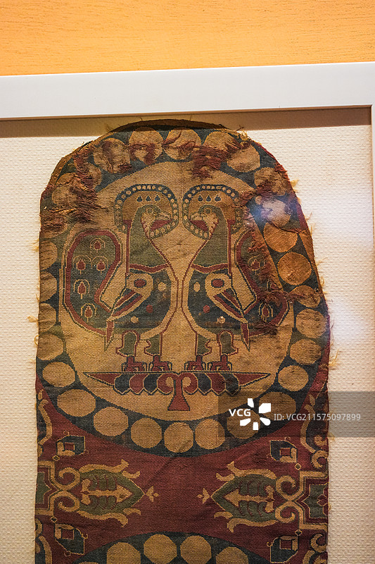 吐蕃时期 红地团窠连珠纹对孔雀纹锦 青海藏医药文化博物馆图片素材