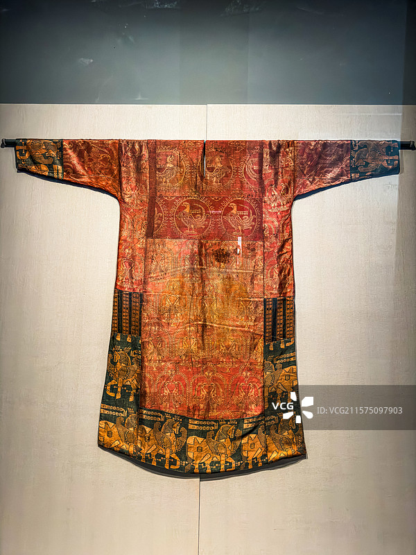 吐蕃时期 红地团窠对鸟纹锦袍 青海藏医药文化博物馆图片素材