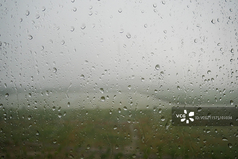 雨滴落在玻璃窗上的全帧照片图片素材