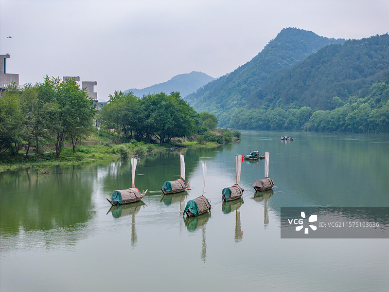 浙江省丽水市云和县瓯江帆影摄影创作基地中清晨雾中的帆船图片素材