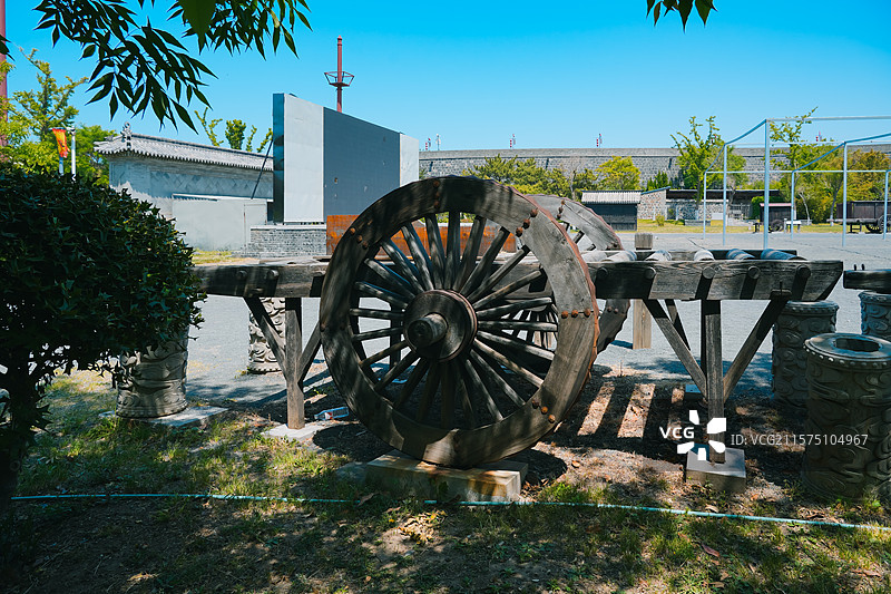 戚继光纪念馆校场上陈列的古代战车  山东烟台蓬莱图片素材