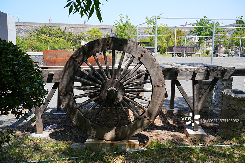 戚继光纪念馆校场上陈列的古代战车  山东烟台蓬莱图片素材