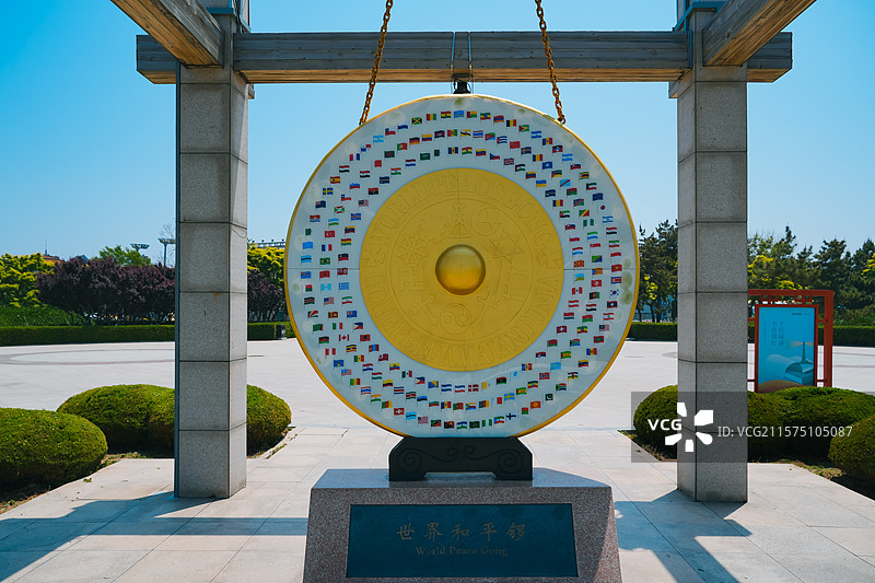 山东省烟台市世界和平锣  敲锣图片素材