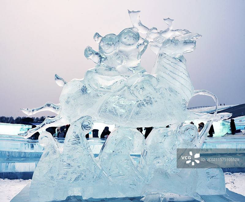 第36届哈尔滨国际冰雕比赛《福佑童年》作者：俄罗斯雅库茨克二队。简介：于冻土苔原度过的童年，那段与自图片素材