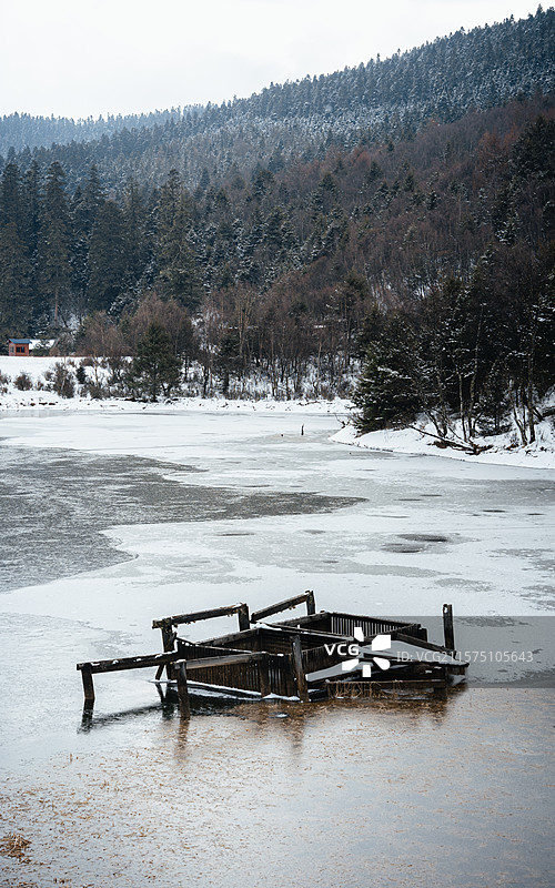 冬季时分被白雪覆盖的普达措图片素材