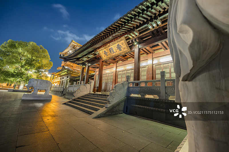 蓝调时刻的杭州香积寺夜景图片素材