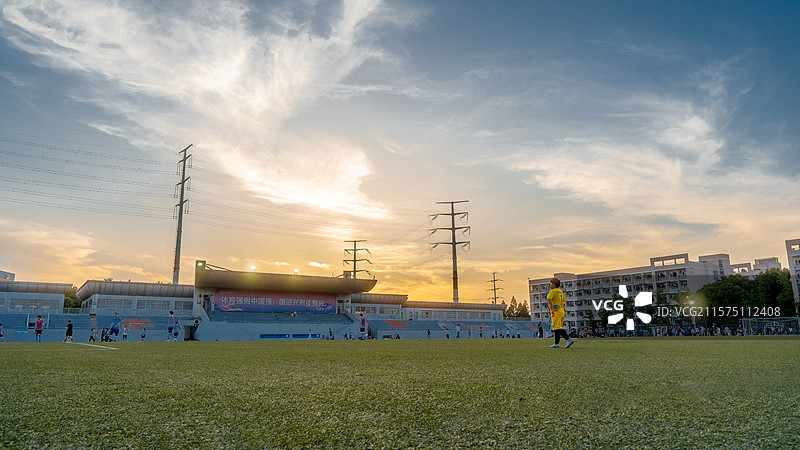 夕阳下的绿茵场图片素材