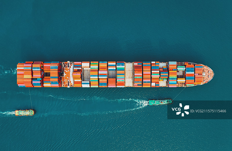 大海航行中的集装箱货轮图片素材