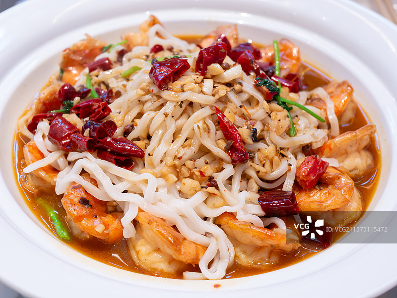 麻辣鲜香的鲜虾焖面图片素材