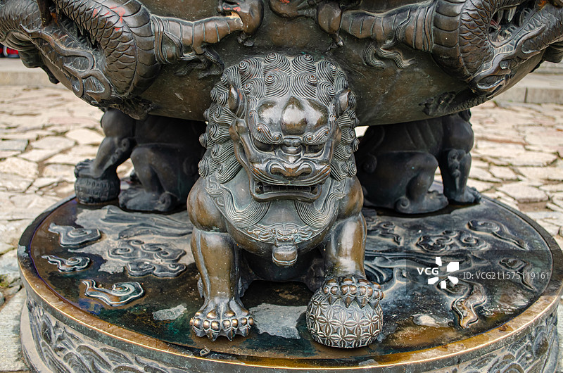 中国自然风光拍摄主题，山东泰安市泰山区国家5A级著名风景区，玉皇顶宫殿的龙头香炉鼎，户外白昼无人图像图片素材