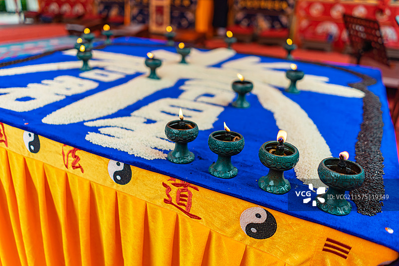 中国泰山道教九皇斋节日庆典，法坛上燃烧的蜡烛五谷杂粮做的阴阳乾坤八卦图，户外白昼无人图像摄影图片素材
