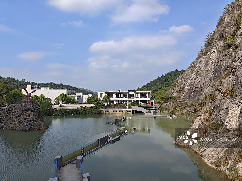 蓝天白云下的山地建筑景观，水上观光长廊，，杭州市之江凤凰国际创意园区凤凰天池，艺创小镇小冰岛图片素材