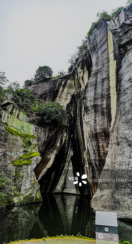 绍兴东湖景区的千年采矿形成的陡峭岩壁，奇形怪状，此处从下往上看像一个喇叭，所以叫喇叭洞图片素材