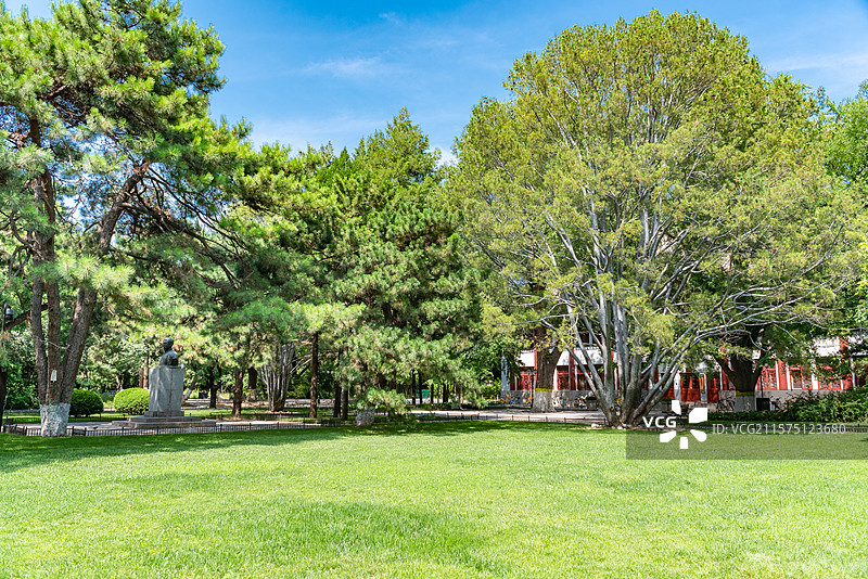 北京大学俄文楼苔园草坪李大钊铜像图片素材