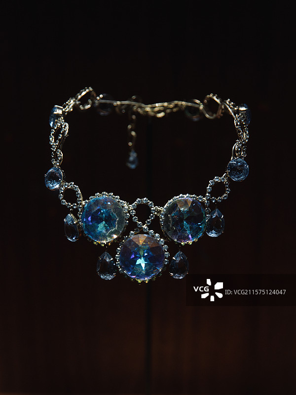 贝阿特丽丝·杜桑的蓝色宝石项链，约1960年，镀银金属、玻璃，瑰宝启幕：法兰西喜剧院舞台珠宝臻藏展图片素材
