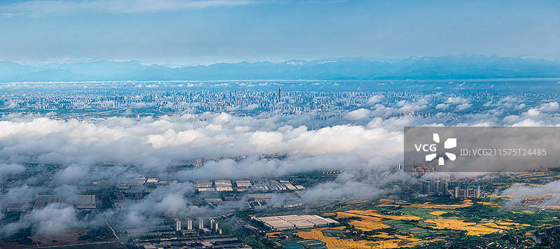 成都龙泉山遥望雪山云海航拍图片素材