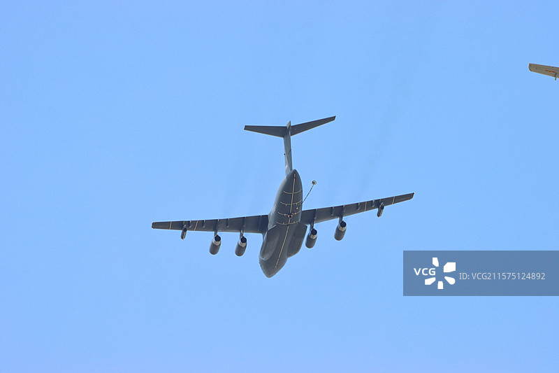 空中飞行的空中加油机图片素材