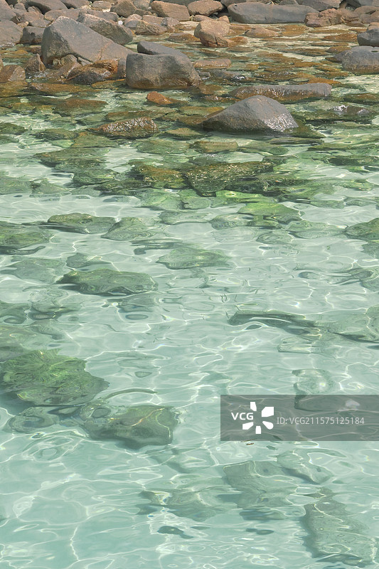 清澈见底图片素材