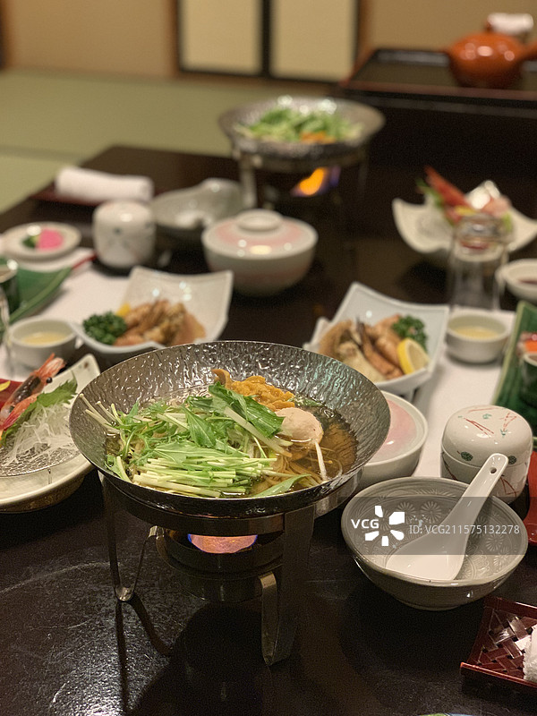 摆放在传统榻榻米和室桌上的日本典型会席料理食物的特写镜头图片素材