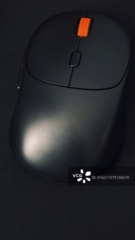 桌上电脑无线蓝牙鼠标的高角度特写视图图片素材