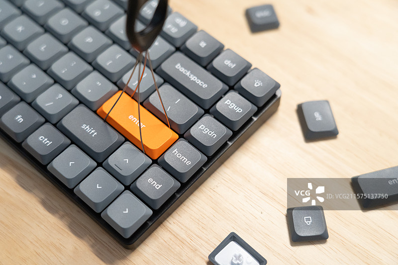 机械键盘使用拔键器特写图片素材