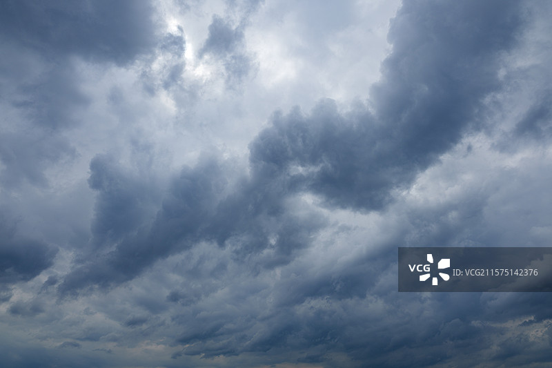 天空中具有压迫感的乌云黑云图片素材