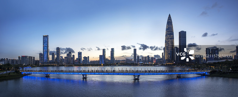 傍晚的深圳湾后海的城市建筑群风光图片素材