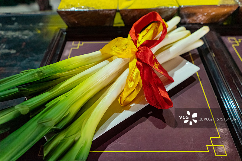 中国山西临汾洪洞县大槐树寻根祭祖园旅游景区著名景点，祭祖堂里祭祀的大葱，室内图像摄影图片素材