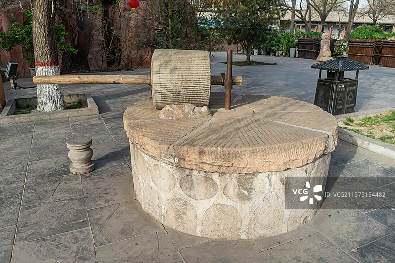 中国传统农业工具设备用品拍摄主题，古典式的石磨 石槽 碾，户外无人图像摄影图片素材