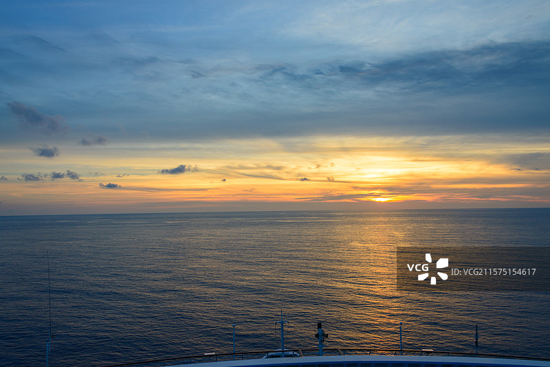 邮轮上海中央的日落风景图片素材