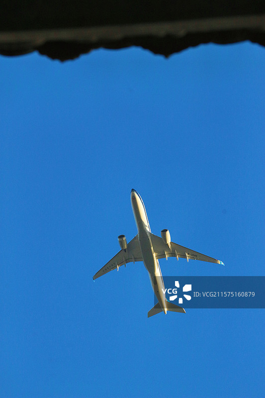 飞机掠过广州陈家祠堂上空，银翼划过，这座青砖黛瓦的岭南宗祠，与现代科技上演一场跨越时空的默契图片素材
