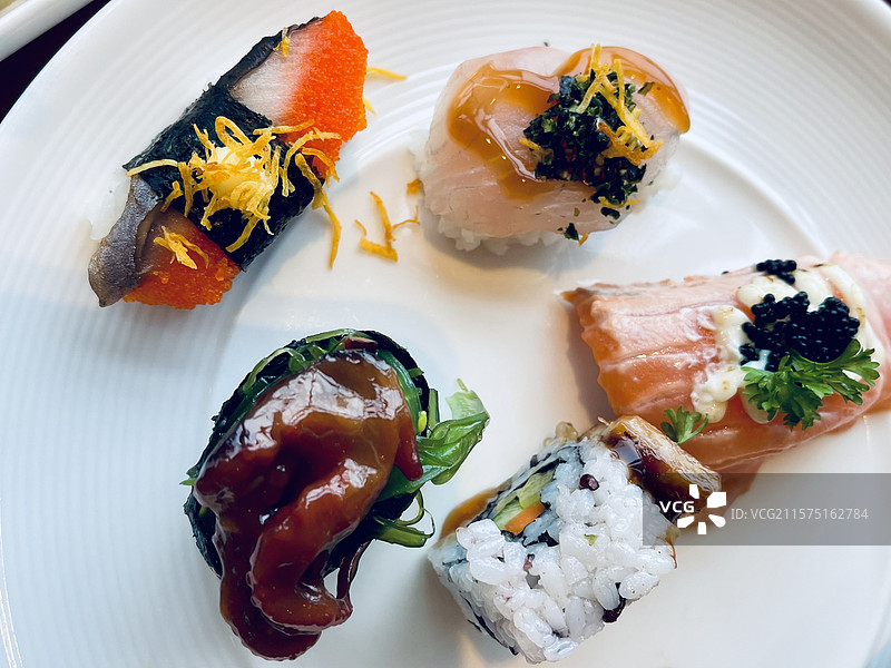 各种口味手握寿司美味佳肴日式料理海鲜米饭鱼子酱鹅肝三文鱼八爪鱼金枪鱼健康瘦身减脂减肥营养轻食图片素材