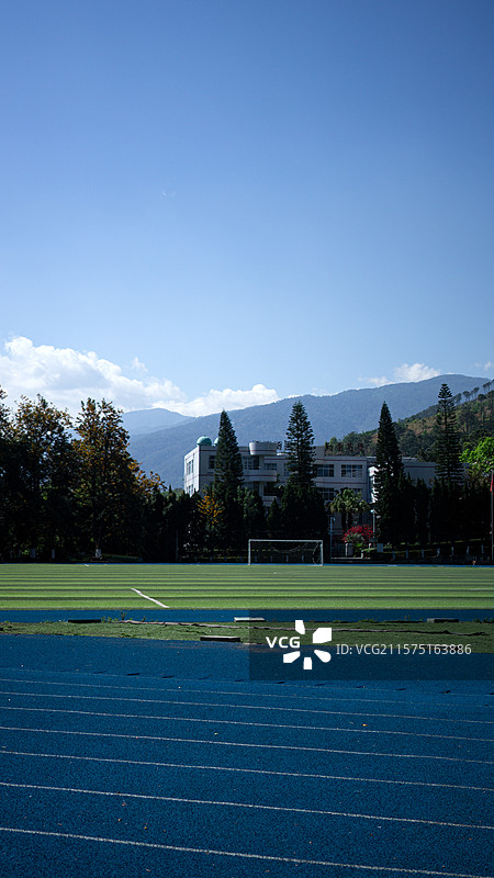 凉山高级职业技术学校操场 足球场图片素材