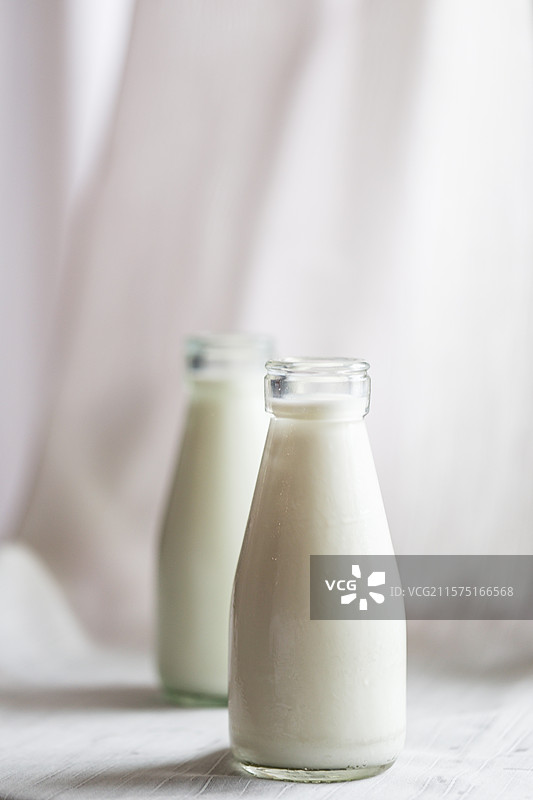营养健康早餐玻璃瓶装杯子装牛奶水牛奶图片素材