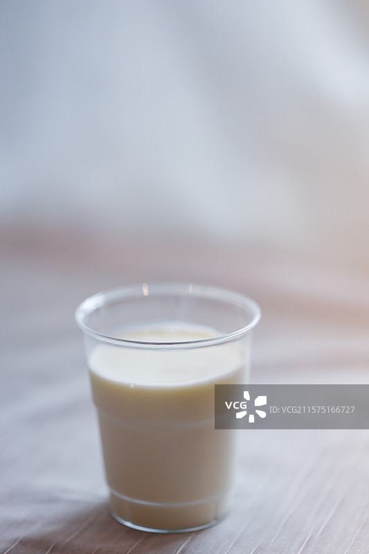 营养健康早餐玻璃瓶装杯子装牛奶水牛奶图片素材