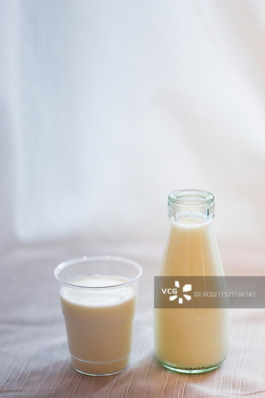 营养健康早餐玻璃瓶装杯子装牛奶水牛奶图片素材
