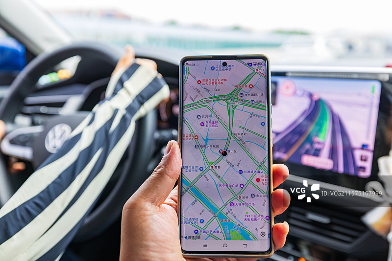 汽车里正在使用手机地图北斗卫星定位导航出发去旅行图片素材